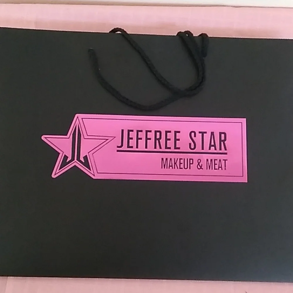 D- New Jeffree Star Gift Bag